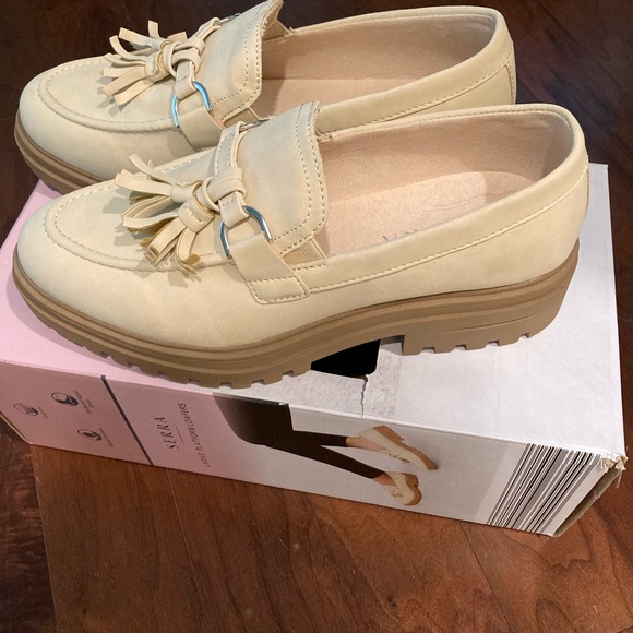 Serra Women’s loafers sz 8 cream lug sole with tassel slip on style NEW IN BOX - Picture 3 of 6